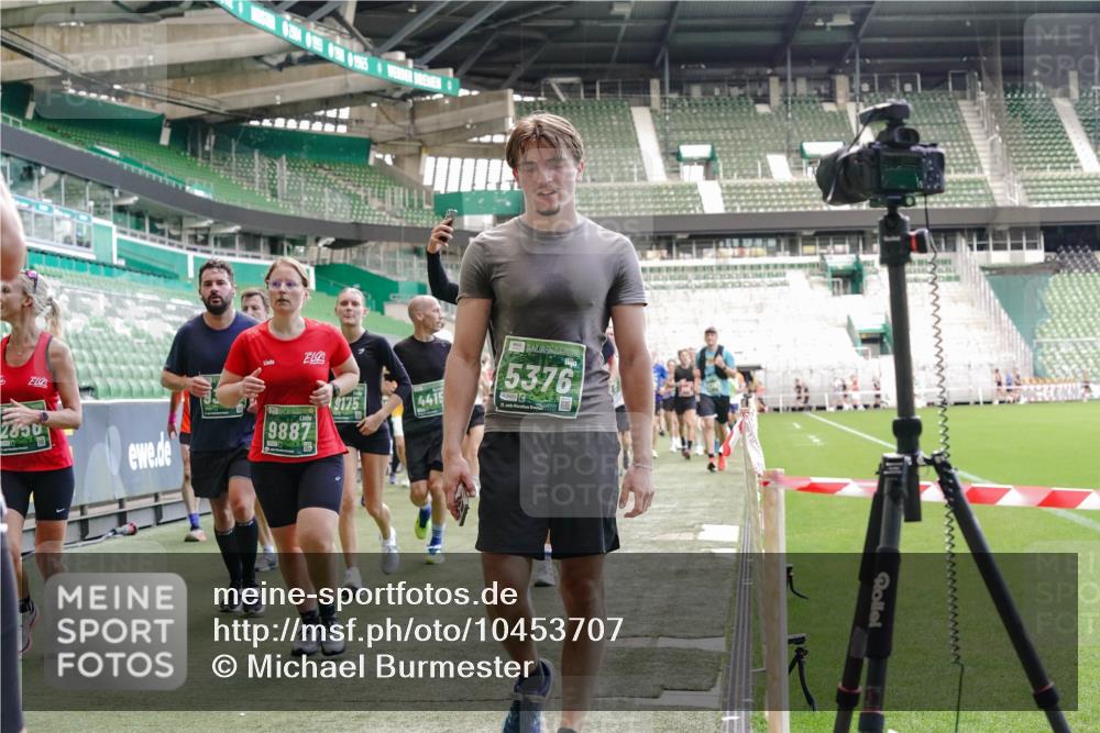 13.09.2026 - 21. swb-Marathon Bremen Michael Burmester http://msf.ph/oto/10453707 13.09.2026 13:10:26 Laufen im Stadion 164, 373, 383, 391, 448, 532, 549, 563, 581, 625, 813, 869, 898, 984, 1072, 1180, 1738, 1855, 1867, 1894, 1967, 2202, 2208, 2232, 2243, 2268, 2284, 2330, 2333, 2339, 2342, 2429, 2432, 2441, 2443, 2471, 2525, 2530, 2531, 2553, 2573, 2589, 2594, 2654, 2669, 2682, 2714, 2717, 2784, 2785, 2819, 2836, 2920, 2931, 2932, 2941, 3026, 3032, 3063, 3086, 3089, 3122, 3174, 3207, 3208, 3291, 3316, 3327, 3333, 3370, 3398, 3409, 3410, 3437, 3470, 3549, 3707, 3769, 109 meine-sportfotos.de