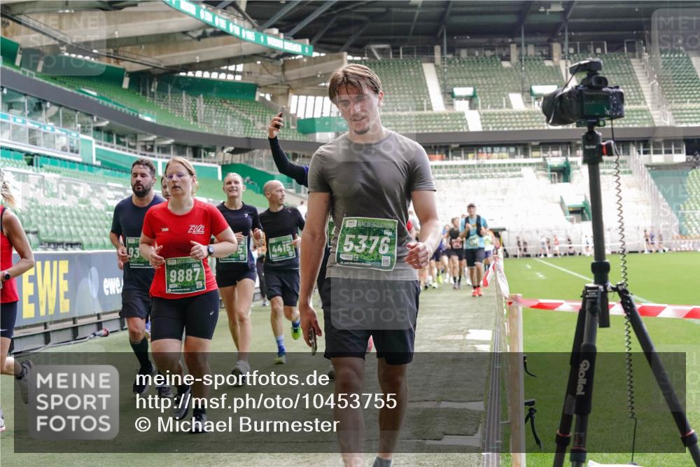 13.09.2026 - 21. swb-Marathon Bremen Michael Burmester http://msf.ph/oto/10453755 13.09.2026 13:10:26 Laufen im Stadion 164, 373, 383, 391, 448, 532, 549, 563, 581, 625, 813, 869, 898, 984, 1072, 1180, 1738, 1855, 1867, 1894, 1967, 2202, 2208, 2232, 2243, 2268, 2284, 2330, 2333, 2339, 2342, 2429, 2432, 2441, 2443, 2471, 2525, 2530, 2531, 2553, 2573, 2589, 2594, 2654, 2669, 2682, 2714, 2717, 2784, 2785, 2819, 2836, 2920, 2931, 2932, 2941, 3026, 3032, 3063, 3086, 3089, 3122, 3174, 3207, 3208, 3291, 3316, 3327, 3333, 3370, 3398, 3409, 3410, 3437, 3470, 3549, 3707, 3769, 109 meine-sportfotos.de