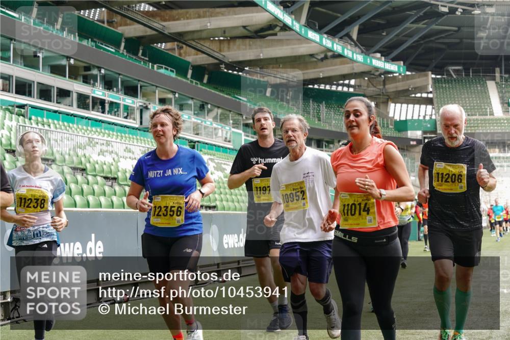 13.09.2026 - 21. swb-Marathon Bremen Michael Burmester http://msf.ph/oto/10453941 13.09.2026 10:32:11 Laufen im Stadion 10067, 10141, 10146, 10203, 10222, 10226, 10227, 10243, 10246, 10249, 10255, 10256, 10284, 10300, 10322, 10365, 10372, 10379, 10410, 10443, 10448, 10471, 10478, 10479, 10486, 10503, 10517, 10518, 10529, 10540, 10543, 10550, 10555, 10565, 10577, 10579, 10589, 10608, 10610, 10626, 10631, 10646, 10670, 10675, 10684, 10685, 10690, 10703, 10704, 10707, 10708, 10721, 10725, 10757, 10771, 10821, 10822, 10838, 11350, 11379 meine-sportfotos.de