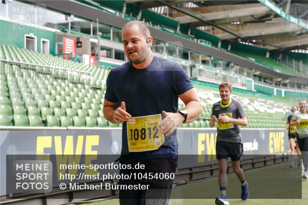 13.09.2026 - 21. swb-Marathon Bremen Michael Burmester http://msf.ph/oto/10454060 13.09.2026 10:32:14 Laufen im Stadion 10067, 10141, 10146, 10203, 10222, 10226, 10227, 10243, 10246, 10249, 10255, 10256, 10284, 10300, 10322, 10365, 10372, 10379, 10410, 10443, 10448, 10471, 10478, 10479, 10486, 10503, 10517, 10518, 10529, 10540, 10543, 10550, 10555, 10565, 10577, 10579, 10589, 10608, 10610, 10626, 10631, 10646, 10670, 10675, 10684, 10685, 10690, 10703, 10704, 10707, 10708, 10721, 10725, 10728, 10757, 10771, 10821, 10822, 10838, 11350, 11379 meine-sportfotos.de