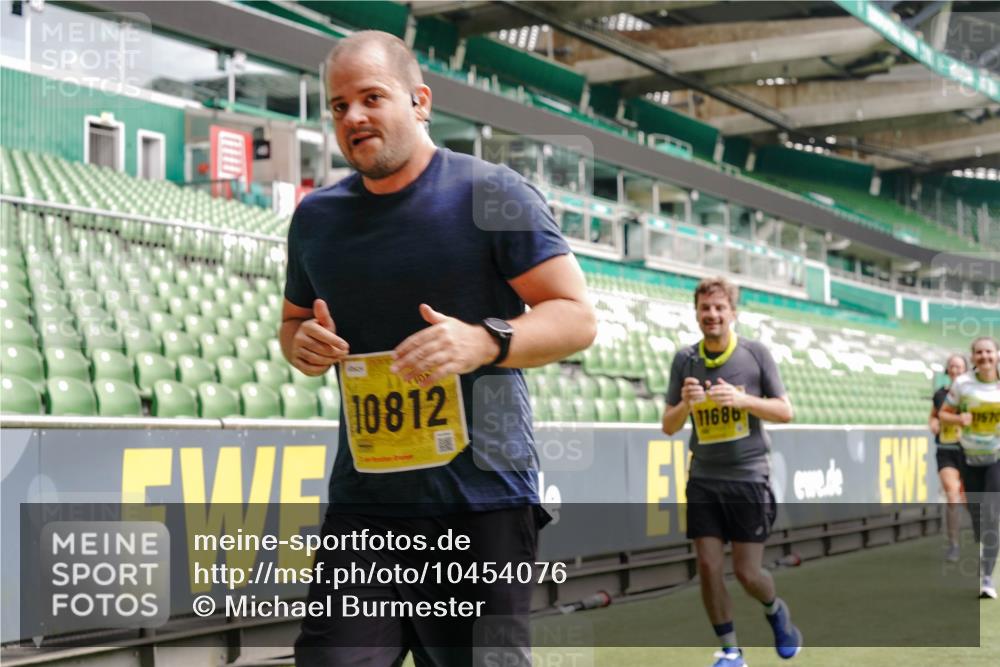 13.09.2026 - 21. swb-Marathon Bremen Michael Burmester http://msf.ph/oto/10454076 13.09.2026 10:32:14 Laufen im Stadion 10067, 10141, 10146, 10203, 10222, 10226, 10227, 10243, 10246, 10249, 10255, 10256, 10284, 10300, 10322, 10365, 10372, 10379, 10410, 10443, 10448, 10471, 10478, 10479, 10486, 10503, 10517, 10518, 10529, 10540, 10543, 10550, 10555, 10565, 10577, 10579, 10589, 10608, 10610, 10626, 10631, 10646, 10670, 10675, 10684, 10685, 10690, 10703, 10704, 10707, 10708, 10721, 10725, 10728, 10757, 10771, 10821, 10822, 10838, 11350, 11379 meine-sportfotos.de
