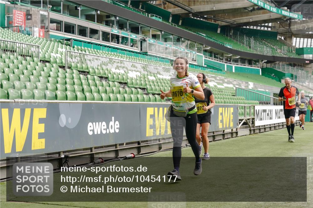 13.09.2026 - 21. swb-Marathon Bremen Michael Burmester http://msf.ph/oto/10454177 13.09.2026 10:32:16 Laufen im Stadion 10067, 10141, 10146, 10203, 10222, 10226, 10227, 10243, 10246, 10249, 10255, 10256, 10284, 10300, 10322, 10365, 10372, 10379, 10383, 10410, 10443, 10448, 10471, 10478, 10479, 10486, 10503, 10517, 10518, 10529, 10540, 10543, 10550, 10555, 10565, 10577, 10579, 10589, 10608, 10610, 10626, 10631, 10646, 10670, 10675, 10684, 10685, 10690, 10703, 10704, 10707, 10708, 10721, 10725, 10728, 10771, 10821, 10822, 10838, 11350, 11379 meine-sportfotos.de