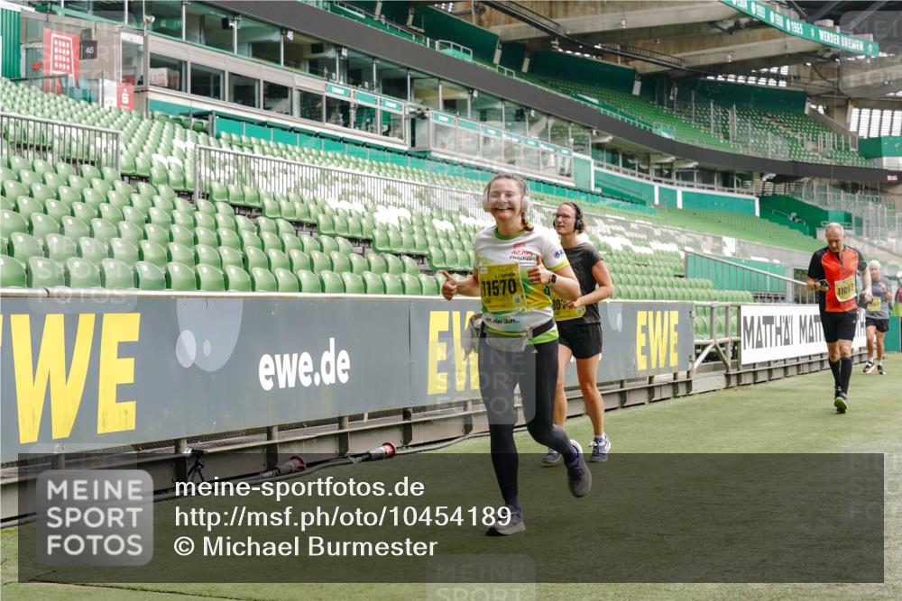 13.09.2026 - 21. swb-Marathon Bremen Michael Burmester http://msf.ph/oto/10454189 13.09.2026 10:32:16 Laufen im Stadion 10067, 10141, 10146, 10203, 10222, 10226, 10227, 10243, 10246, 10249, 10255, 10256, 10284, 10300, 10322, 10365, 10372, 10379, 10383, 10410, 10443, 10448, 10471, 10478, 10479, 10486, 10503, 10517, 10518, 10529, 10540, 10543, 10550, 10555, 10565, 10577, 10579, 10589, 10608, 10610, 10626, 10631, 10646, 10670, 10675, 10684, 10685, 10690, 10703, 10704, 10707, 10708, 10721, 10725, 10728, 10771, 10821, 10822, 10838, 11350, 11379 meine-sportfotos.de