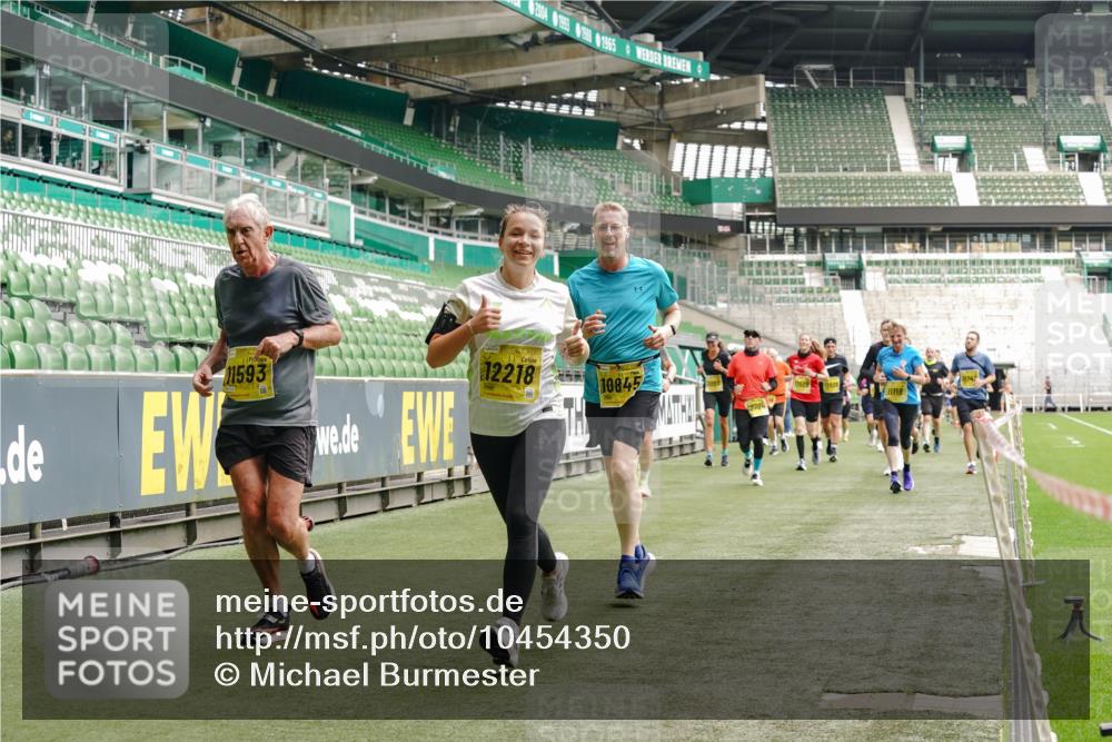 13.09.2026 - 21. swb-Marathon Bremen Michael Burmester http://msf.ph/oto/10454350 13.09.2026 10:32:23 Laufen im Stadion 10067, 10141, 10146, 10166, 10203, 10222, 10226, 10243, 10246, 10249, 10255, 10256, 10284, 10300, 10322, 10365, 10372, 10374, 10379, 10383, 10394, 10410, 10443, 10471, 10478, 10479, 10486, 10494, 10503, 10517, 10518, 10529, 10540, 10543, 10550, 10555, 10565, 10577, 10579, 10589, 10608, 10610, 10626, 10631, 10646, 10670, 10675, 10684, 10685, 10690, 10703, 10704, 10707, 10708, 10721, 10725, 10728, 10771, 10794, 11350, 11379 meine-sportfotos.de