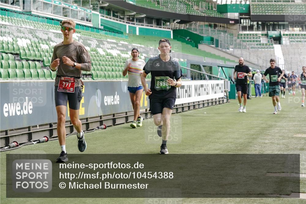 13.09.2026 - 21. swb-Marathon Bremen Michael Burmester http://msf.ph/oto/10454388 13.09.2026 12:52:11 Laufen im Stadion 102, 107, 235, 335, 683, 734, 771, 792, 863, 1033, 1043, 1125, 1146, 1162, 1232, 1252, 1297, 1455, 1492, 1510, 1542, 1613, 1646, 1955, 1970, 2007, 2008, 2043, 2203, 2295, 2350, 2442, 2444, 2447, 2480, 2498, 2759, 2767, 2847, 3085, 3149, 3236, 3336, 3440, 3448, 3484, 3566, 3703, 3808, 3830, 3899, 3959, 3988, 4023, 4165, 4283, 4429, 4473, 4475, 4559, 4571, 4573, 4582, 4605, 4727, 4781, 4782, 4895, 5066, 5079, 5152, 5168, 5379, 5521, 5696, 6274, 8033, 8798 meine-sportfotos.de
