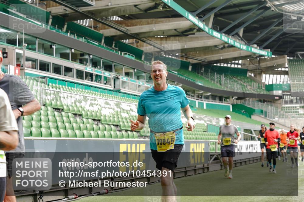 13.09.2026 - 21. swb-Marathon Bremen Michael Burmester http://msf.ph/oto/10454391 13.09.2026 10:32:25 Laufen im Stadion 10067, 10078, 10141, 10146, 10166, 10203, 10222, 10226, 10243, 10246, 10249, 10255, 10256, 10284, 10300, 10322, 10365, 10372, 10374, 10379, 10383, 10394, 10410, 10443, 10471, 10478, 10479, 10486, 10494, 10503, 10517, 10518, 10529, 10540, 10543, 10550, 10555, 10565, 10577, 10579, 10589, 10608, 10610, 10626, 10631, 10646, 10670, 10675, 10684, 10685, 10690, 10703, 10704, 10707, 10708, 10721, 10725, 10728, 10771, 10794, 11350, 11379 meine-sportfotos.de