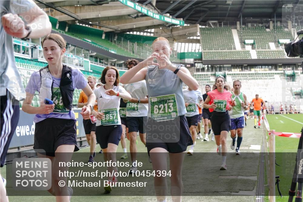 13.09.2026 - 21. swb-Marathon Bremen Michael Burmester http://msf.ph/oto/10454394 13.09.2026 13:10:39 Laufen im Stadion 164, 265, 373, 383, 391, 448, 532, 563, 581, 869, 898, 984, 1072, 1180, 1738, 1855, 1867, 1894, 1952, 1967, 2202, 2232, 2268, 2284, 2299, 2330, 2333, 2339, 2342, 2432, 2443, 2471, 2525, 2530, 2531, 2553, 2573, 2589, 2594, 2654, 2669, 2682, 2714, 2717, 2784, 2785, 2819, 2836, 2920, 2931, 2932, 3026, 3032, 3063, 3086, 3089, 3122, 3159, 3174, 3207, 3208, 3291, 3316, 3333, 3352, 3370, 3398, 3409, 3410, 3437, 3470, 3549, 3707, 3769, 109 meine-sportfotos.de