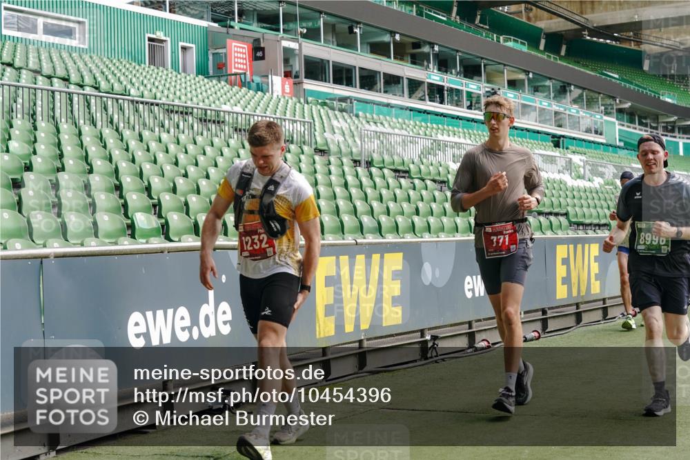 13.09.2026 - 21. swb-Marathon Bremen Michael Burmester http://msf.ph/oto/10454396 13.09.2026 12:52:12 Laufen im Stadion 102, 107, 235, 335, 683, 734, 771, 792, 863, 1033, 1043, 1125, 1146, 1162, 1232, 1252, 1297, 1455, 1492, 1510, 1542, 1613, 1646, 1955, 1970, 2007, 2008, 2043, 2203, 2295, 2350, 2442, 2444, 2447, 2480, 2498, 2759, 2767, 2847, 3085, 3149, 3236, 3336, 3440, 3448, 3484, 3566, 3703, 3808, 3830, 3899, 3959, 3988, 4023, 4165, 4283, 4429, 4473, 4475, 4559, 4571, 4573, 4582, 4605, 4727, 4781, 4782, 4895, 5079, 5152, 5168, 5379, 5521, 5696, 6274, 8033, 8798 meine-sportfotos.de