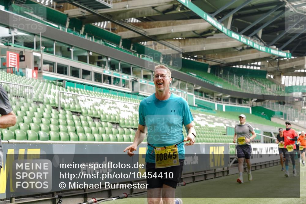 13.09.2026 - 21. swb-Marathon Bremen Michael Burmester http://msf.ph/oto/10454410 13.09.2026 10:32:25 Laufen im Stadion 10067, 10078, 10141, 10146, 10166, 10203, 10222, 10226, 10243, 10246, 10249, 10255, 10256, 10284, 10300, 10322, 10365, 10372, 10374, 10379, 10383, 10394, 10410, 10443, 10471, 10478, 10479, 10486, 10494, 10503, 10517, 10518, 10529, 10540, 10543, 10550, 10555, 10565, 10577, 10579, 10589, 10608, 10610, 10626, 10631, 10646, 10670, 10675, 10684, 10685, 10690, 10703, 10704, 10707, 10708, 10721, 10725, 10728, 10771, 10794, 11350, 11379 meine-sportfotos.de
