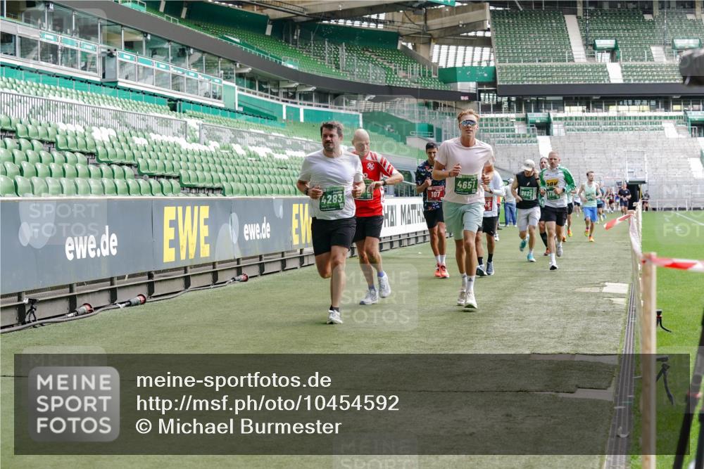 13.09.2026 - 21. swb-Marathon Bremen Michael Burmester http://msf.ph/oto/10454592 13.09.2026 12:52:27 Laufen im Stadion 102, 107, 235, 683, 734, 755, 792, 863, 985, 987, 1033, 1043, 1056, 1125, 1146, 1162, 1232, 1252, 1297, 1455, 1492, 1528, 1542, 1646, 1704, 1955, 2007, 2008, 2043, 2203, 2350, 2447, 2480, 2498, 2759, 2767, 2820, 2847, 2858, 3085, 3149, 3236, 3336, 3362, 3440, 3448, 3566, 3703, 3830, 3899, 3959, 3988, 4165, 4283, 4429, 4475, 4571, 4573, 4582, 4605, 4727, 4781, 4782, 4895, 5079, 5152, 5168, 5379, 5521, 5696, 6274, 8033, 8798 meine-sportfotos.de
