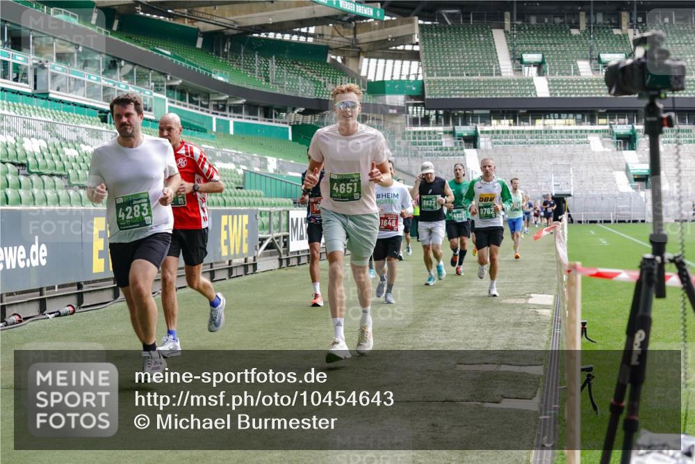13.09.2026 - 21. swb-Marathon Bremen Michael Burmester http://msf.ph/oto/10454643 13.09.2026 12:52:28 Laufen im Stadion 102, 107, 235, 683, 734, 755, 792, 863, 985, 987, 1033, 1043, 1056, 1125, 1146, 1162, 1232, 1252, 1297, 1455, 1492, 1528, 1542, 1646, 1704, 1955, 2007, 2008, 2043, 2203, 2350, 2447, 2480, 2498, 2759, 2767, 2820, 2847, 2858, 3085, 3149, 3236, 3336, 3362, 3440, 3448, 3566, 3703, 3830, 3899, 3959, 3988, 4165, 4283, 4429, 4475, 4571, 4573, 4582, 4605, 4727, 4781, 4782, 4895, 5079, 5152, 5168, 5379, 5521, 5696, 6274, 8033, 8798 meine-sportfotos.de