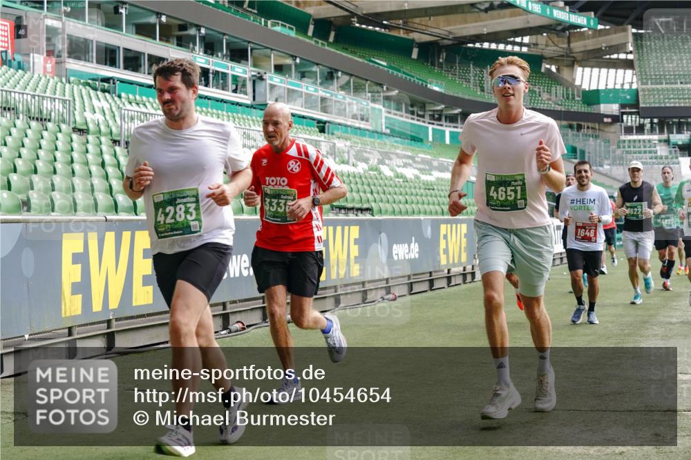 13.09.2026 - 21. swb-Marathon Bremen Michael Burmester http://msf.ph/oto/10454654 13.09.2026 12:52:29 Laufen im Stadion 102, 107, 235, 683, 734, 755, 792, 863, 985, 987, 1033, 1043, 1056, 1125, 1146, 1162, 1232, 1252, 1297, 1455, 1492, 1528, 1542, 1646, 1704, 1955, 2007, 2008, 2043, 2203, 2350, 2447, 2480, 2498, 2759, 2767, 2820, 2847, 2858, 3085, 3149, 3236, 3336, 3362, 3440, 3448, 3566, 3703, 3830, 3899, 3988, 4165, 4283, 4429, 4475, 4571, 4573, 4582, 4605, 4727, 4781, 4782, 4895, 5079, 5152, 5168, 5379, 5521, 6274, 8033, 8798 meine-sportfotos.de