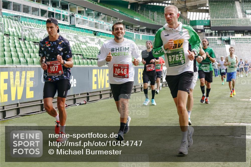 13.09.2026 - 21. swb-Marathon Bremen Michael Burmester http://msf.ph/oto/10454747 13.09.2026 12:52:31 Laufen im Stadion 102, 107, 235, 683, 734, 755, 792, 863, 985, 987, 1033, 1043, 1056, 1125, 1146, 1162, 1232, 1252, 1297, 1455, 1492, 1528, 1542, 1646, 1664, 1704, 1955, 2007, 2008, 2043, 2203, 2350, 2447, 2480, 2498, 2759, 2767, 2820, 2847, 2858, 3085, 3149, 3236, 3336, 3362, 3440, 3448, 3566, 3703, 3830, 3899, 3988, 4165, 4283, 4429, 4475, 4571, 4573, 4582, 4605, 4727, 4781, 4782, 4895, 5079, 5152, 5168, 5379, 5521, 6274, 8033, 8798 meine-sportfotos.de