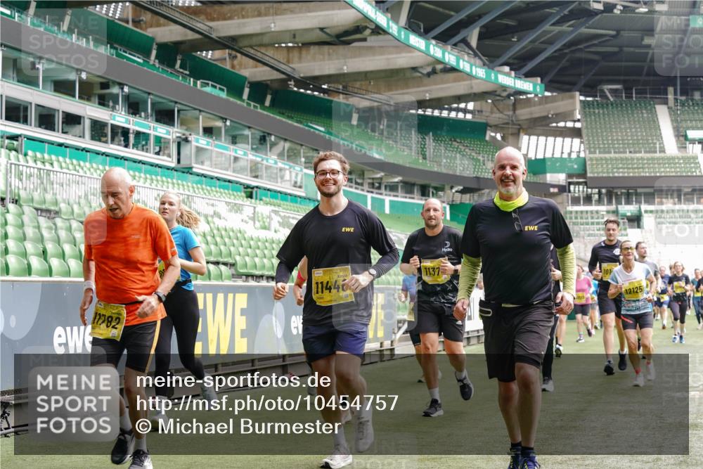 13.09.2026 - 21. swb-Marathon Bremen Michael Burmester http://msf.ph/oto/10454757 13.09.2026 10:32:34 Laufen im Stadion 10067, 10078, 10146, 10166, 10184, 10203, 10211, 10222, 10226, 10243, 10246, 10249, 10255, 10256, 10284, 10300, 10322, 10365, 10372, 10374, 10379, 10383, 10394, 10408, 10410, 10443, 10471, 10478, 10479, 10486, 10494, 10503, 10517, 10518, 10529, 10530, 10540, 10543, 10550, 10555, 10565, 10577, 10579, 10589, 10608, 10610, 10626, 10631, 10646, 10670, 10675, 10684, 10685, 10690, 10703, 10704, 10707, 10708, 10721, 10725, 10728, 10745, 10749, 10750, 10771, 10794 meine-sportfotos.de
