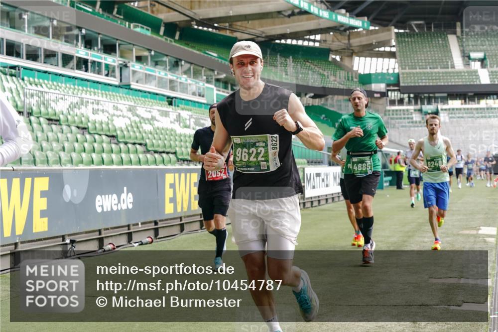 13.09.2026 - 21. swb-Marathon Bremen Michael Burmester http://msf.ph/oto/10454787 13.09.2026 12:52:33 Laufen im Stadion 102, 107, 145, 235, 683, 734, 755, 792, 863, 985, 987, 1033, 1043, 1056, 1125, 1146, 1162, 1232, 1252, 1297, 1445, 1455, 1492, 1528, 1542, 1646, 1664, 1704, 1955, 2007, 2008, 2043, 2203, 2350, 2447, 2480, 2498, 2759, 2767, 2820, 2847, 2858, 3085, 3149, 3236, 3336, 3362, 3440, 3448, 3566, 3703, 3830, 3899, 3988, 4165, 4283, 4429, 4475, 4571, 4573, 4582, 4605, 4727, 4781, 4782, 4895, 5079, 5152, 5168, 5379, 5521, 6274, 8798 meine-sportfotos.de