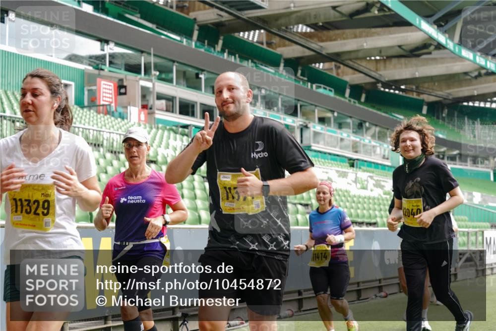 13.09.2026 - 21. swb-Marathon Bremen Michael Burmester http://msf.ph/oto/10454872 13.09.2026 10:32:37 Laufen im Stadion 10067, 10078, 10146, 10166, 10184, 10203, 10211, 10222, 10226, 10243, 10246, 10249, 10255, 10256, 10300, 10322, 10365, 10372, 10374, 10379, 10383, 10394, 10408, 10410, 10443, 10471, 10478, 10479, 10486, 10494, 10503, 10517, 10518, 10529, 10530, 10540, 10543, 10550, 10555, 10565, 10579, 10589, 10608, 10610, 10626, 10631, 10646, 10670, 10675, 10690, 10703, 10704, 10707, 10708, 10721, 10725, 10728, 10745, 10749, 10750, 10771, 10794 meine-sportfotos.de