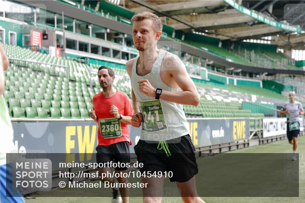 13.09.2026 - 21. swb-Marathon Bremen Michael Burmester http://msf.ph/oto/10454910 13.09.2026 12:52:36 Laufen im Stadion 102, 107, 145, 235, 683, 734, 755, 792, 863, 985, 987, 1033, 1043, 1056, 1125, 1146, 1162, 1232, 1252, 1297, 1433, 1445, 1455, 1492, 1528, 1542, 1646, 1664, 1704, 1955, 2007, 2008, 2043, 2203, 2350, 2447, 2480, 2498, 2759, 2767, 2820, 2847, 2858, 3085, 3149, 3236, 3336, 3362, 3440, 3448, 3566, 3703, 3830, 3899, 3988, 4165, 4283, 4429, 4475, 4571, 4573, 4582, 4605, 4727, 4781, 4782, 4895, 5079, 5152, 5168, 5379, 5521, 6274, 8798 meine-sportfotos.de