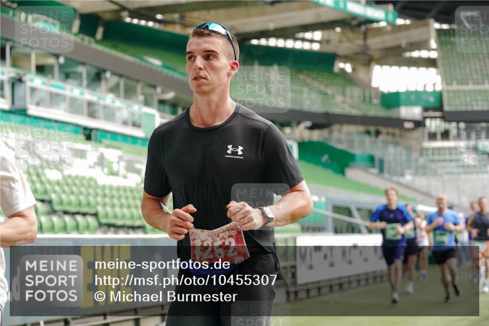 13.09.2026 - 21. swb-Marathon Bremen Michael Burmester http://msf.ph/oto/10455307 13.09.2026 12:52:50 Laufen im Stadion 102, 107, 145, 235, 313, 376, 541, 560, 615, 616, 683, 696, 734, 740, 755, 792, 863, 982, 985, 987, 1033, 1043, 1056, 1146, 1162, 1232, 1252, 1297, 1433, 1445, 1492, 1528, 1542, 1646, 1664, 1704, 1707, 1814, 1955, 2007, 2008, 2043, 2203, 2280, 2350, 2362, 2401, 2422, 2447, 2454, 2480, 2498, 2759, 2767, 2820, 2847, 2858, 2997, 3085, 3149, 3236, 3336, 3362, 3448, 3566, 3703, 3830, 3899, 3988, 4165, 4283, 4429, 4475, 4571, 4573, 4605, 4895, 5079, 5152, 5168, 5379 meine-sportfotos.de
