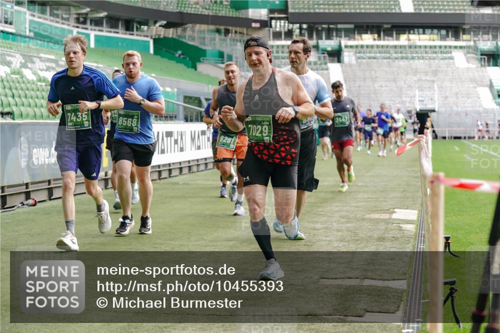 13.09.2026 - 21. swb-Marathon Bremen Michael Burmester http://msf.ph/oto/10455393 13.09.2026 12:52:54 Laufen im Stadion 102, 107, 145, 235, 313, 376, 541, 560, 615, 616, 683, 696, 734, 740, 755, 792, 863, 982, 985, 987, 1033, 1043, 1056, 1207, 1232, 1252, 1297, 1433, 1445, 1492, 1528, 1542, 1646, 1664, 1704, 1707, 1814, 1955, 2007, 2008, 2043, 2203, 2280, 2350, 2362, 2401, 2422, 2447, 2454, 2480, 2498, 2759, 2767, 2820, 2847, 2858, 2997, 3085, 3149, 3236, 3336, 3362, 3448, 3566, 3830, 3899, 3988, 4165, 4283, 4429, 4475, 4571, 4573, 4605, 4895, 5079, 5152, 5168, 5379 meine-sportfotos.de