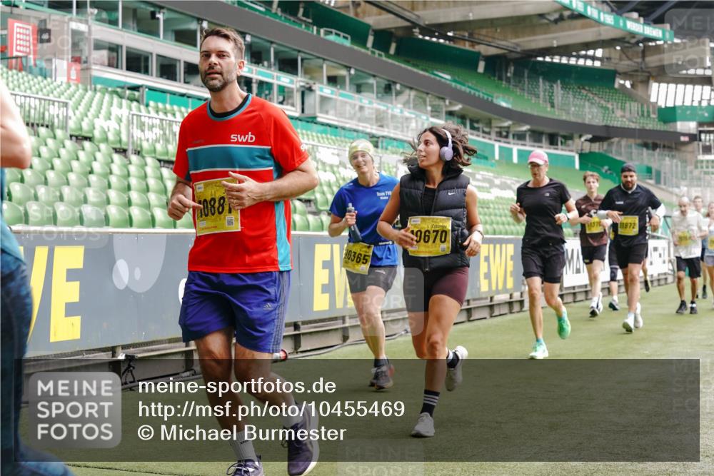 13.09.2026 - 21. swb-Marathon Bremen Michael Burmester http://msf.ph/oto/10455469 13.09.2026 10:32:48 Laufen im Stadion 10067, 10078, 10146, 10166, 10184, 10203, 10211, 10222, 10226, 10236, 10243, 10246, 10249, 10255, 10256, 10300, 10322, 10365, 10372, 10374, 10379, 10383, 10394, 10408, 10410, 10423, 10443, 10486, 10494, 10503, 10517, 10518, 10529, 10530, 10540, 10543, 10550, 10555, 10565, 10589, 10608, 10610, 10626, 10631, 10646, 10670, 10673, 10675, 10687, 10690, 10703, 10704, 10707, 10708, 10721, 10725, 10728, 10745, 10749, 10750, 10771, 10788, 10794, 10809 meine-sportfotos.de