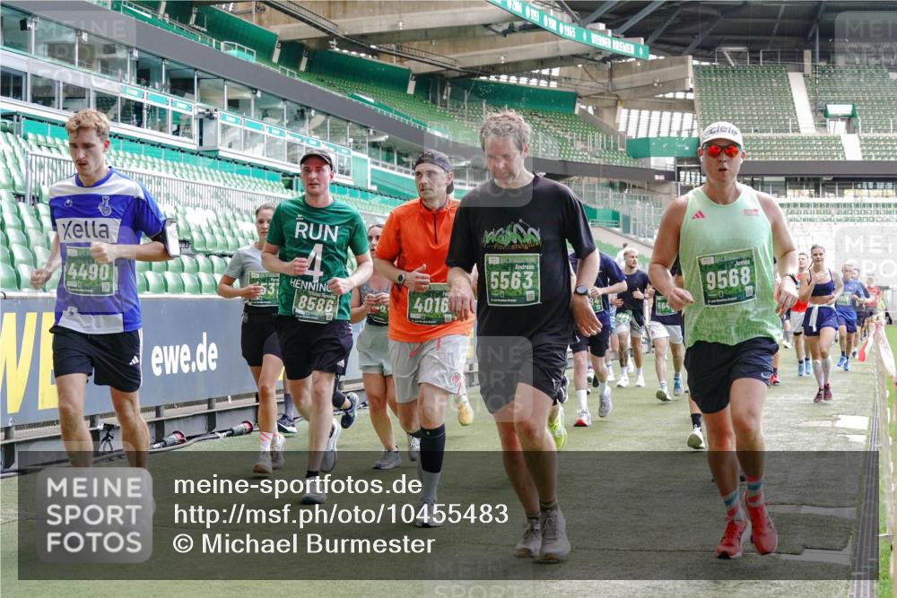 13.09.2026 - 21. swb-Marathon Bremen Michael Burmester http://msf.ph/oto/10455483 13.09.2026 13:10:59 Laufen im Stadion 164, 265, 373, 448, 581, 703, 869, 984, 1113, 1180, 1738, 1851, 1855, 1867, 1894, 1936, 1952, 1967, 2202, 2232, 2268, 2281, 2284, 2299, 2330, 2333, 2339, 2342, 2353, 2432, 2443, 2525, 2530, 2531, 2553, 2573, 2589, 2594, 2654, 2659, 2669, 2682, 2714, 2717, 2784, 2785, 2804, 2819, 2822, 2836, 2907, 2920, 2932, 2976, 3026, 3027, 3032, 3063, 3079, 3082, 3086, 3089, 3122, 3159, 3174, 3207, 3208, 3291, 3328, 3352, 3370, 3398, 3409, 3410, 3470, 3549, 3769, 551 meine-sportfotos.de