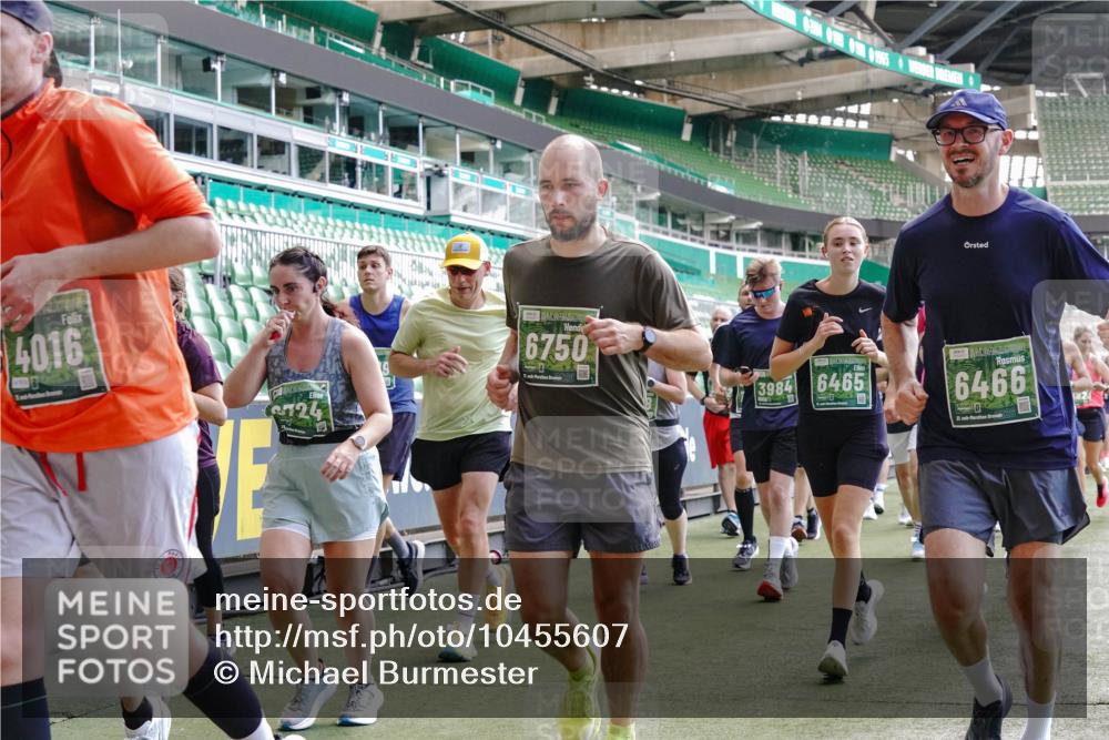13.09.2026 - 21. swb-Marathon Bremen Michael Burmester http://msf.ph/oto/10455607 13.09.2026 13:11:01 Laufen im Stadion 164, 265, 373, 448, 581, 703, 869, 984, 1113, 1180, 1738, 1851, 1855, 1867, 1894, 1936, 1952, 1967, 2202, 2232, 2268, 2281, 2284, 2299, 2330, 2333, 2339, 2342, 2353, 2426, 2432, 2443, 2530, 2531, 2553, 2573, 2589, 2594, 2654, 2659, 2669, 2682, 2714, 2717, 2784, 2785, 2804, 2819, 2822, 2836, 2907, 2920, 2932, 2976, 3026, 3027, 3032, 3063, 3079, 3082, 3086, 3089, 3122, 3159, 3174, 3207, 3208, 3291, 3328, 3352, 3370, 3409, 3410, 3470, 3549, 3769, 551 meine-sportfotos.de