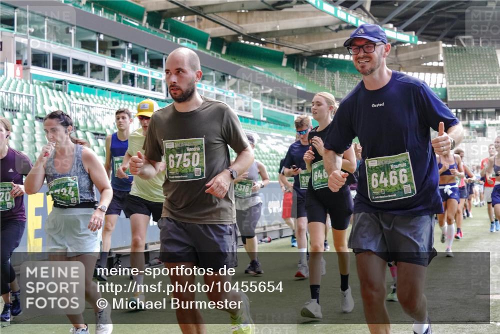 13.09.2026 - 21. swb-Marathon Bremen Michael Burmester http://msf.ph/oto/10455654 13.09.2026 13:11:01 Laufen im Stadion 164, 265, 373, 448, 581, 703, 869, 984, 1113, 1180, 1738, 1851, 1855, 1867, 1894, 1936, 1952, 1967, 2202, 2232, 2268, 2281, 2284, 2299, 2330, 2333, 2339, 2342, 2353, 2426, 2432, 2443, 2530, 2531, 2553, 2573, 2589, 2594, 2654, 2659, 2669, 2682, 2714, 2717, 2784, 2785, 2804, 2819, 2822, 2836, 2907, 2920, 2932, 2976, 3026, 3027, 3032, 3063, 3079, 3082, 3086, 3089, 3122, 3159, 3174, 3207, 3208, 3291, 3328, 3352, 3370, 3409, 3410, 3470, 3549, 3769, 551 meine-sportfotos.de