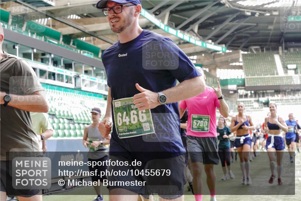 13.09.2026 - 21. swb-Marathon Bremen Michael Burmester http://msf.ph/oto/10455679 13.09.2026 13:11:02 Laufen im Stadion 164, 265, 373, 448, 581, 703, 869, 984, 1113, 1180, 1738, 1851, 1855, 1867, 1894, 1936, 1952, 1967, 2202, 2232, 2268, 2281, 2284, 2299, 2330, 2333, 2339, 2342, 2353, 2426, 2432, 2443, 2530, 2531, 2553, 2573, 2589, 2594, 2654, 2659, 2669, 2682, 2714, 2717, 2784, 2785, 2804, 2819, 2822, 2836, 2907, 2920, 2932, 2976, 3026, 3027, 3063, 3079, 3082, 3086, 3089, 3122, 3159, 3174, 3207, 3208, 3291, 3328, 3352, 3370, 3409, 3410, 3470, 3549, 3769, 551 meine-sportfotos.de