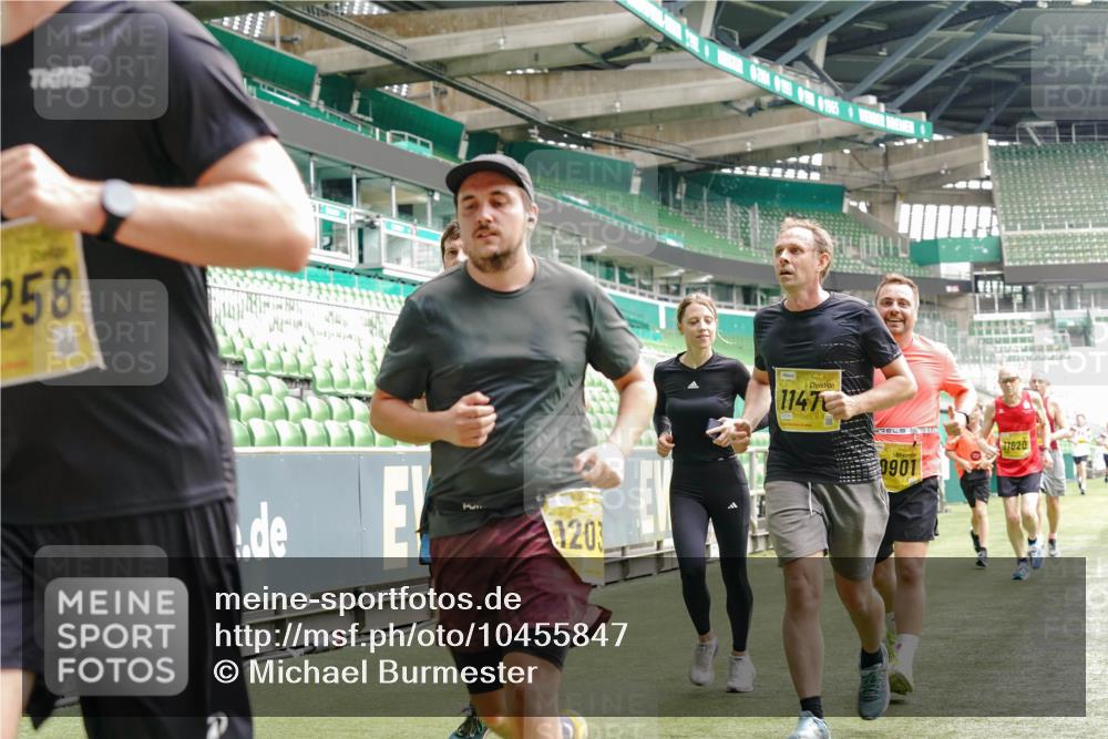 13.09.2026 - 21. swb-Marathon Bremen Michael Burmester http://msf.ph/oto/10455847 13.09.2026 10:32:55 Laufen im Stadion 10018, 10067, 10078, 10166, 10184, 10203, 10211, 10226, 10236, 10243, 10246, 10249, 10255, 10256, 10297, 10300, 10322, 10365, 10372, 10374, 10379, 10383, 10394, 10408, 10410, 10423, 10428, 10443, 10486, 10494, 10503, 10517, 10518, 10529, 10530, 10540, 10543, 10550, 10555, 10565, 10578, 10589, 10608, 10610, 10631, 10646, 10670, 10673, 10675, 10687, 10690, 10703, 10704, 10707, 10721, 10725, 10728, 10745, 10749, 10750, 10771, 10788, 10794, 10809 meine-sportfotos.de