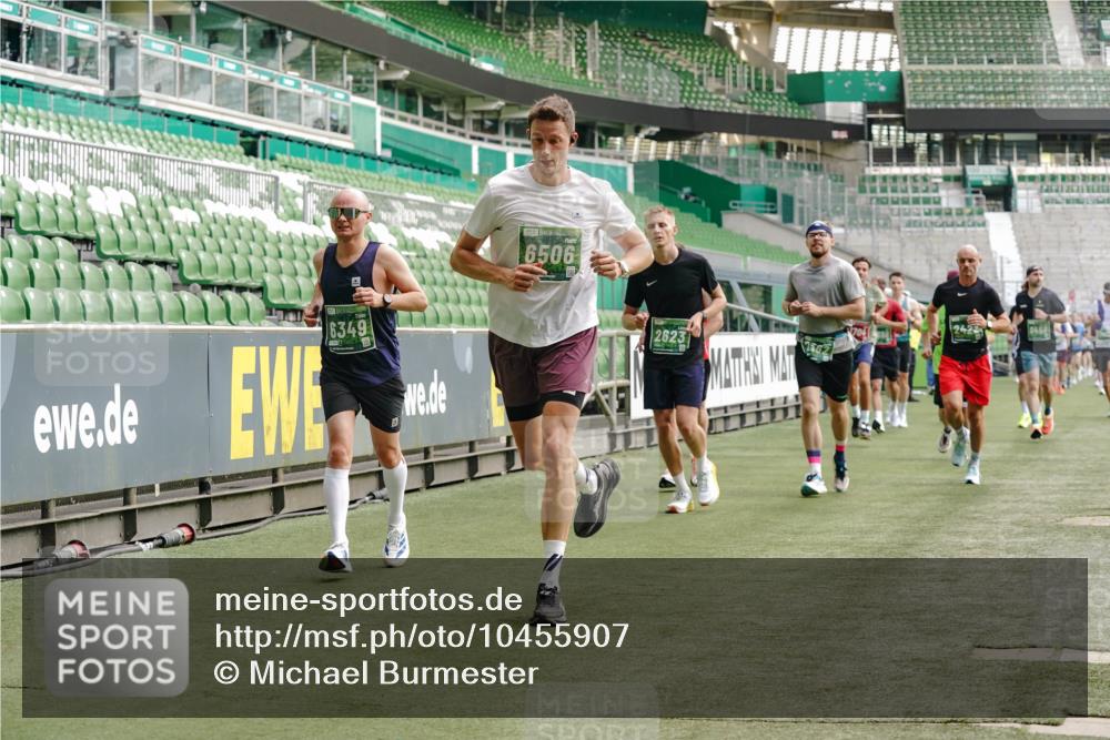 13.09.2026 - 21. swb-Marathon Bremen Michael Burmester http://msf.ph/oto/10455907 13.09.2026 12:53:14 Laufen im Stadion 102, 107, 145, 235, 313, 376, 472, 541, 560, 615, 616, 675, 683, 696, 740, 755, 792, 816, 863, 982, 985, 987, 1033, 1056, 1076, 1207, 1232, 1252, 1297, 1419, 1433, 1445, 1468, 1492, 1528, 1542, 1551, 1646, 1664, 1704, 1707, 1814, 1955, 2007, 2008, 2043, 2055, 2203, 2280, 2350, 2362, 2401, 2422, 2454, 2480, 2498, 2499, 2623, 2767, 2820, 2847, 2858, 2882, 2971, 2997, 3085, 3149, 3236, 3336, 3362, 3413, 3448, 3566, 3830, 3899, 3988, 4283, 4475, 4573, 4605, 5152 meine-sportfotos.de