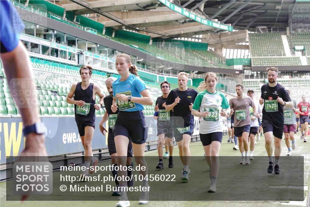 13.09.2026 - 21. swb-Marathon Bremen Michael Burmester http://msf.ph/oto/10456022 13.09.2026 13:11:09 Laufen im Stadion 164, 265, 373, 448, 581, 703, 843, 869, 984, 1113, 1180, 1435, 1738, 1849, 1851, 1855, 1867, 1894, 1936, 1952, 1967, 2202, 2232, 2248, 2268, 2281, 2284, 2299, 2330, 2333, 2339, 2342, 2353, 2375, 2426, 2432, 2443, 2530, 2531, 2553, 2573, 2589, 2654, 2659, 2669, 2682, 2714, 2717, 2784, 2785, 2804, 2819, 2822, 2836, 2907, 2920, 2932, 2976, 3026, 3027, 3063, 3079, 3082, 3086, 3089, 3122, 3159, 3174, 3207, 3208, 3291, 3328, 3349, 3352, 3370, 3409, 3410, 3470, 3549, 551 meine-sportfotos.de