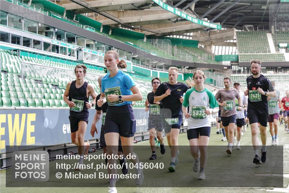 13.09.2026 - 21. swb-Marathon Bremen Michael Burmester http://msf.ph/oto/10456040 13.09.2026 13:11:09 Laufen im Stadion 164, 265, 373, 448, 581, 703, 843, 869, 984, 1113, 1180, 1435, 1738, 1849, 1851, 1855, 1867, 1894, 1936, 1952, 1967, 2202, 2232, 2248, 2268, 2281, 2284, 2299, 2330, 2333, 2339, 2342, 2353, 2375, 2426, 2432, 2443, 2530, 2531, 2553, 2573, 2589, 2654, 2659, 2669, 2682, 2714, 2717, 2784, 2785, 2804, 2819, 2822, 2836, 2907, 2920, 2932, 2976, 3026, 3027, 3063, 3079, 3082, 3086, 3089, 3122, 3159, 3174, 3207, 3208, 3291, 3328, 3349, 3352, 3370, 3409, 3410, 3470, 3549, 551 meine-sportfotos.de