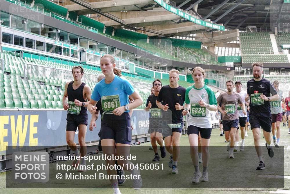 13.09.2026 - 21. swb-Marathon Bremen Michael Burmester http://msf.ph/oto/10456051 13.09.2026 13:11:09 Laufen im Stadion 164, 265, 373, 448, 581, 703, 843, 869, 984, 1113, 1180, 1435, 1738, 1849, 1851, 1855, 1867, 1894, 1936, 1952, 1967, 2202, 2232, 2248, 2268, 2281, 2284, 2299, 2330, 2333, 2339, 2342, 2353, 2375, 2426, 2432, 2443, 2530, 2531, 2553, 2573, 2589, 2654, 2659, 2669, 2682, 2714, 2717, 2784, 2785, 2804, 2819, 2822, 2836, 2907, 2920, 2932, 2976, 3026, 3027, 3063, 3079, 3082, 3086, 3089, 3122, 3159, 3174, 3207, 3208, 3291, 3328, 3349, 3352, 3370, 3409, 3410, 3470, 3549, 551 meine-sportfotos.de