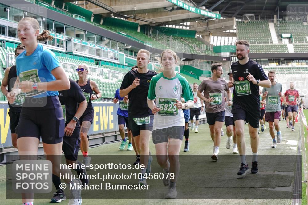13.09.2026 - 21. swb-Marathon Bremen Michael Burmester http://msf.ph/oto/10456079 13.09.2026 13:11:10 Laufen im Stadion 164, 265, 373, 448, 581, 703, 843, 869, 984, 1113, 1180, 1435, 1738, 1849, 1851, 1855, 1867, 1894, 1936, 1952, 1967, 2202, 2232, 2248, 2268, 2281, 2284, 2299, 2330, 2333, 2339, 2342, 2353, 2375, 2426, 2432, 2443, 2530, 2531, 2553, 2573, 2589, 2654, 2659, 2669, 2673, 2682, 2714, 2717, 2784, 2785, 2804, 2819, 2822, 2836, 2850, 2907, 2920, 2932, 2976, 3026, 3027, 3063, 3079, 3082, 3086, 3089, 3122, 3159, 3174, 3207, 3208, 3291, 3328, 3349, 3352, 3370, 3409, 3410, 3470, 3549, 551 meine-sportfotos.de