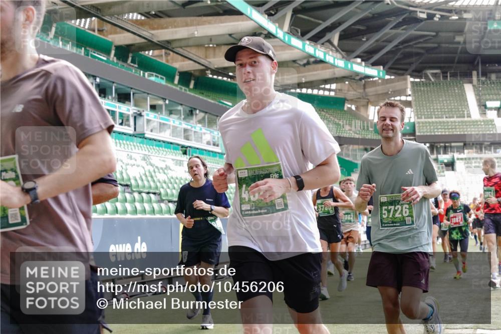 13.09.2026 - 21. swb-Marathon Bremen Michael Burmester http://msf.ph/oto/10456206 13.09.2026 13:11:13 Laufen im Stadion 265, 373, 448, 581, 703, 843, 869, 984, 1113, 1180, 1435, 1738, 1849, 1851, 1855, 1867, 1894, 1936, 1952, 1967, 2202, 2248, 2268, 2281, 2284, 2299, 2330, 2333, 2339, 2342, 2353, 2375, 2426, 2432, 2443, 2530, 2531, 2553, 2589, 2654, 2659, 2669, 2673, 2682, 2714, 2717, 2784, 2785, 2804, 2819, 2822, 2836, 2850, 2907, 2920, 2932, 2976, 3026, 3027, 3063, 3079, 3082, 3086, 3089, 3122, 3159, 3174, 3207, 3208, 3291, 3328, 3349, 3352, 3370, 3409, 3410, 3470, 3549, 551 meine-sportfotos.de