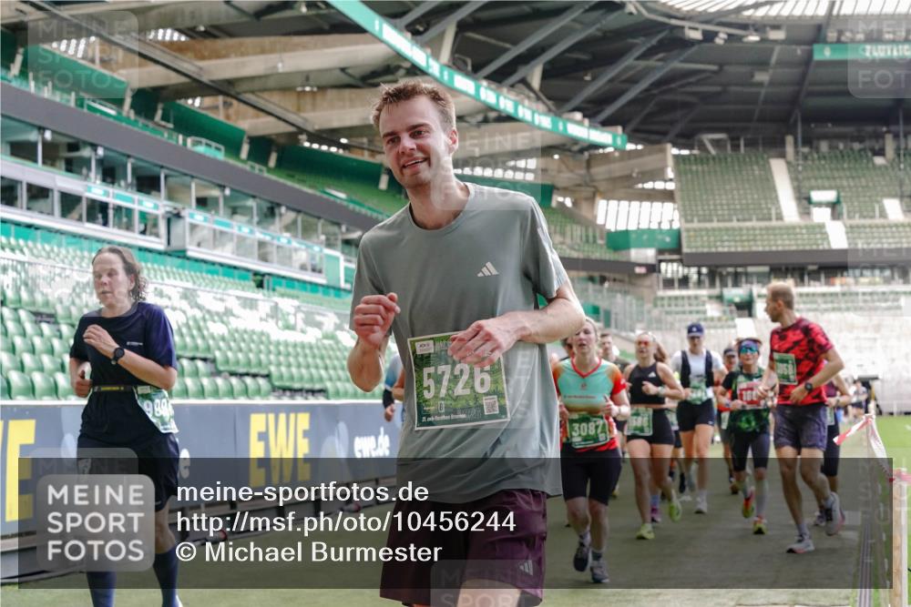 13.09.2026 - 21. swb-Marathon Bremen Michael Burmester http://msf.ph/oto/10456244 13.09.2026 13:11:13 Laufen im Stadion 265, 373, 448, 581, 703, 843, 869, 984, 1113, 1180, 1435, 1738, 1849, 1851, 1855, 1867, 1894, 1936, 1952, 1967, 2202, 2248, 2268, 2281, 2284, 2299, 2330, 2333, 2339, 2342, 2353, 2375, 2426, 2432, 2443, 2530, 2531, 2553, 2589, 2654, 2659, 2669, 2673, 2682, 2714, 2717, 2784, 2785, 2804, 2819, 2822, 2836, 2850, 2907, 2920, 2932, 2976, 3026, 3027, 3063, 3079, 3082, 3086, 3089, 3122, 3159, 3174, 3207, 3208, 3291, 3328, 3349, 3352, 3370, 3409, 3410, 3470, 3549, 551 meine-sportfotos.de