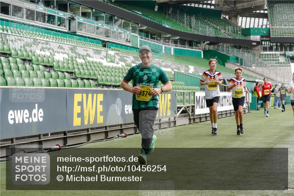 13.09.2026 - 21. swb-Marathon Bremen Michael Burmester http://msf.ph/oto/10456254 13.09.2026 10:33:06 Laufen im Stadion 10018, 10067, 10078, 10166, 10184, 10203, 10211, 10226, 10236, 10243, 10246, 10249, 10255, 10256, 10297, 10300, 10322, 10365, 10372, 10374, 10379, 10383, 10394, 10408, 10410, 10423, 10428, 10443, 10486, 10494, 10503, 10517, 10518, 10530, 10540, 10543, 10550, 10565, 10578, 10608, 10631, 10646, 10670, 10673, 10675, 10687, 10690, 10691, 10703, 10704, 10707, 10721, 10725, 10728, 10745, 10749, 10750, 10771, 10772, 10787, 10788, 10794, 10809 meine-sportfotos.de