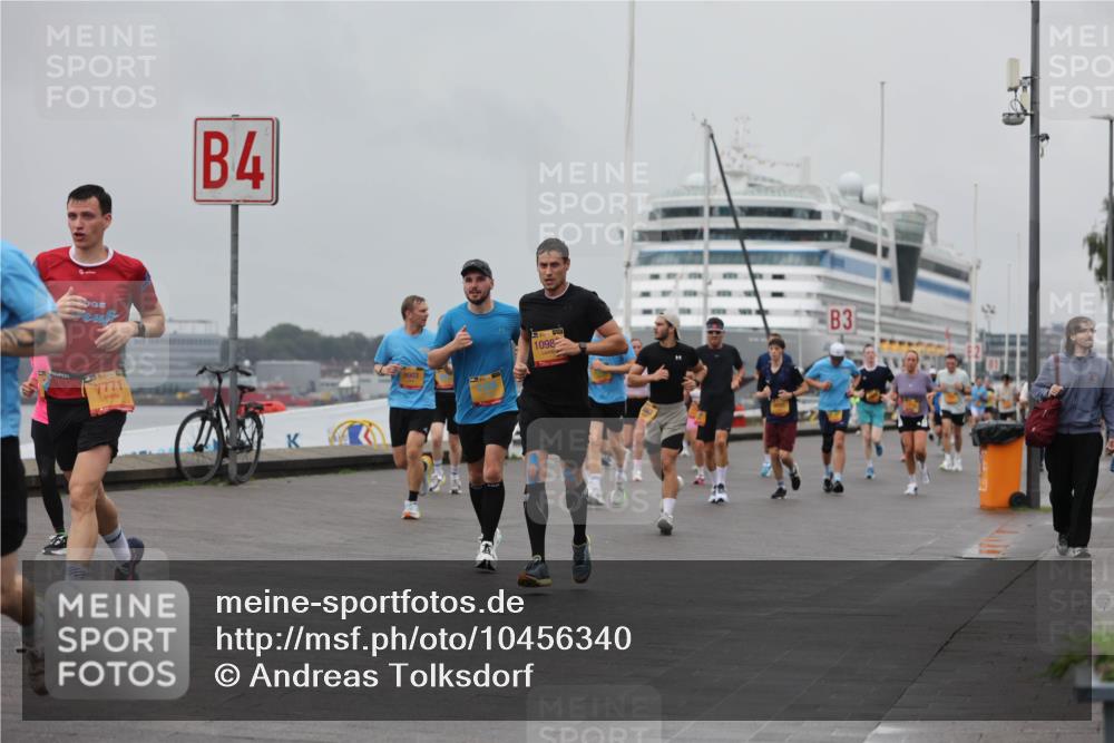 13.09.2026 - Kiel Lauf Andreas Tolksdorf http://msf.ph/oto/10456340 13.09.2026 11:57:00 Kiellinie 4, 7771, 9903, 1098, 3 meine-sportfotos.de