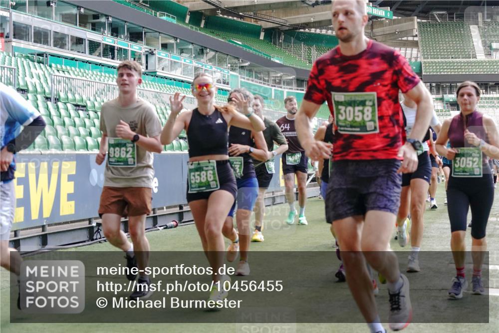 13.09.2026 - 21. swb-Marathon Bremen Michael Burmester http://msf.ph/oto/10456455 13.09.2026 13:11:16 Laufen im Stadion 265, 373, 581, 703, 843, 869, 984, 1113, 1180, 1226, 1435, 1738, 1849, 1851, 1855, 1867, 1894, 1936, 1952, 1967, 2202, 2248, 2268, 2281, 2284, 2299, 2330, 2333, 2339, 2342, 2353, 2375, 2426, 2432, 2443, 2530, 2531, 2553, 2589, 2654, 2659, 2669, 2673, 2682, 2714, 2717, 2784, 2785, 2804, 2819, 2822, 2836, 2850, 2907, 2920, 2932, 2976, 3026, 3027, 3063, 3079, 3082, 3086, 3089, 3122, 3159, 3174, 3207, 3208, 3291, 3328, 3349, 3352, 3370, 3409, 3410, 3470, 3549, 551 meine-sportfotos.de