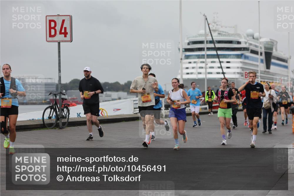 13.09.2026 - Kiel Lauf Andreas Tolksdorf http://msf.ph/oto/10456491 13.09.2026 11:57:22 Kiellinie 4, 8698, 3171, 2866 meine-sportfotos.de