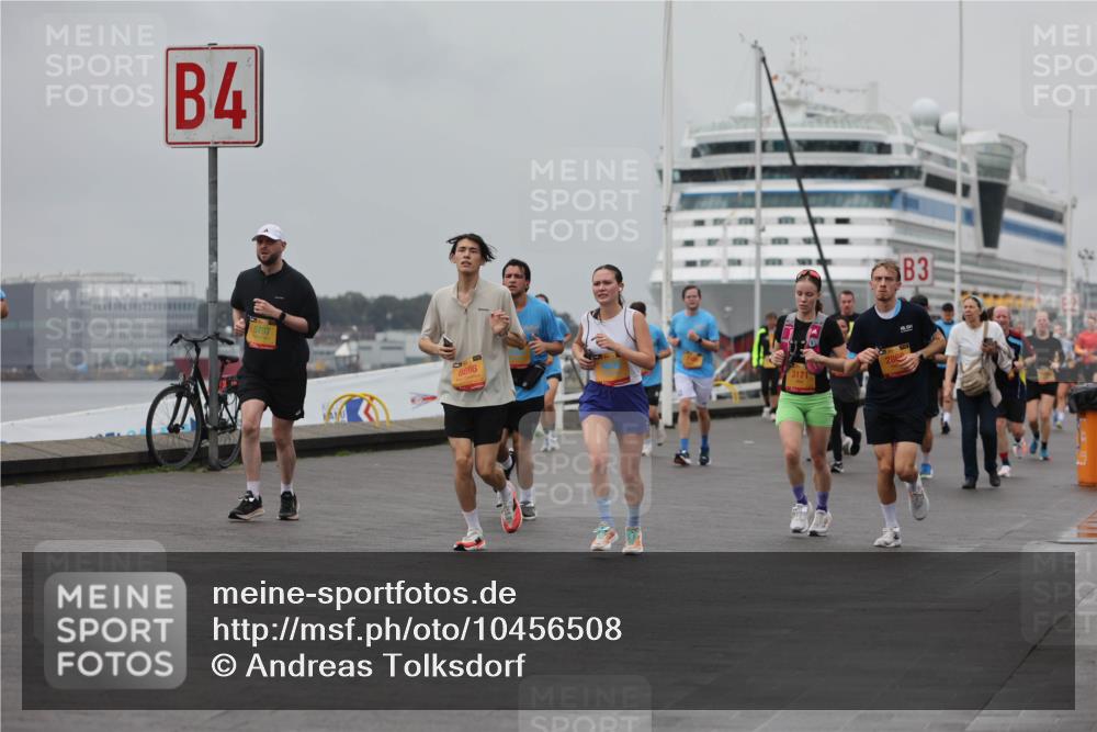 13.09.2026 - Kiel Lauf Andreas Tolksdorf http://msf.ph/oto/10456508 13.09.2026 11:57:22 Kiellinie 4, 5707, 8698, 3171, 286, 3 meine-sportfotos.de