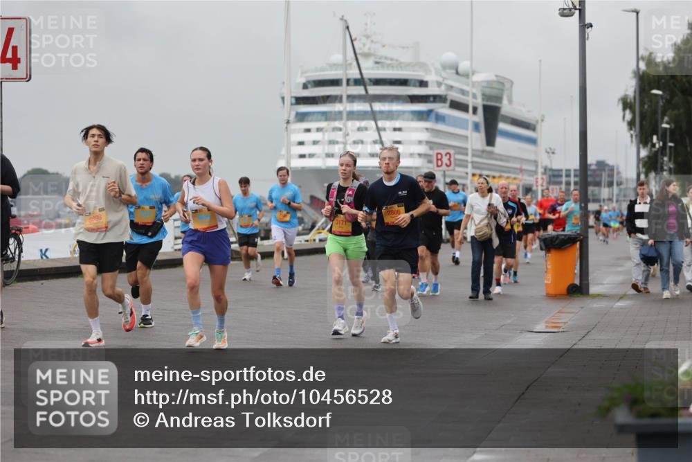 13.09.2026 - Kiel Lauf Andreas Tolksdorf http://msf.ph/oto/10456528 13.09.2026 11:57:23 Kiellinie 8698, 3171, 2866, 3 meine-sportfotos.de
