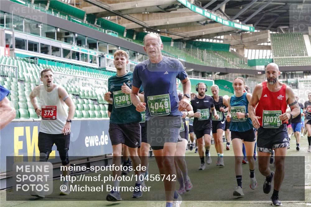 13.09.2026 - 21. swb-Marathon Bremen Michael Burmester http://msf.ph/oto/10456742 13.09.2026 13:11:22 Laufen im Stadion 265, 373, 581, 703, 843, 984, 1113, 1226, 1435, 1738, 1849, 1851, 1855, 1867, 1894, 1936, 1952, 1967, 2202, 2248, 2268, 2281, 2284, 2299, 2330, 2333, 2339, 2342, 2353, 2375, 2377, 2398, 2426, 2432, 2443, 2530, 2531, 2553, 2589, 2654, 2659, 2669, 2673, 2682, 2714, 2784, 2785, 2804, 2819, 2822, 2836, 2850, 2907, 2920, 2932, 2976, 3026, 3027, 3063, 3079, 3082, 3089, 3122, 3159, 3174, 3207, 3208, 3308, 3328, 3349, 3352, 3370, 3409, 3410, 3470, 3549, 551 meine-sportfotos.de