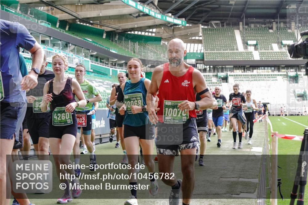 13.09.2026 - 21. swb-Marathon Bremen Michael Burmester http://msf.ph/oto/10456782 13.09.2026 13:11:22 Laufen im Stadion 265, 373, 581, 703, 843, 984, 1113, 1226, 1435, 1738, 1849, 1851, 1855, 1867, 1894, 1936, 1952, 1967, 2202, 2248, 2268, 2281, 2284, 2299, 2330, 2333, 2339, 2342, 2353, 2375, 2377, 2398, 2426, 2432, 2443, 2530, 2531, 2553, 2589, 2654, 2659, 2669, 2673, 2682, 2714, 2784, 2785, 2804, 2819, 2822, 2836, 2850, 2907, 2920, 2932, 2976, 3026, 3027, 3063, 3079, 3082, 3089, 3122, 3159, 3174, 3207, 3208, 3308, 3328, 3349, 3352, 3370, 3409, 3410, 3470, 3549, 551 meine-sportfotos.de