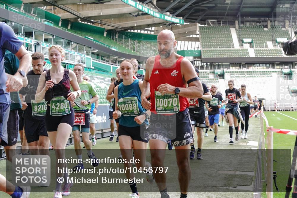 13.09.2026 - 21. swb-Marathon Bremen Michael Burmester http://msf.ph/oto/10456797 13.09.2026 13:11:22 Laufen im Stadion 265, 373, 581, 703, 843, 984, 1113, 1226, 1435, 1738, 1849, 1851, 1855, 1867, 1894, 1936, 1952, 1967, 2202, 2248, 2268, 2281, 2284, 2299, 2330, 2333, 2339, 2342, 2353, 2375, 2377, 2398, 2426, 2432, 2443, 2530, 2531, 2553, 2589, 2654, 2659, 2669, 2673, 2682, 2714, 2784, 2785, 2804, 2819, 2822, 2836, 2850, 2907, 2920, 2932, 2976, 3026, 3027, 3063, 3079, 3082, 3089, 3122, 3159, 3174, 3207, 3208, 3308, 3328, 3349, 3352, 3370, 3409, 3410, 3470, 3549, 551 meine-sportfotos.de