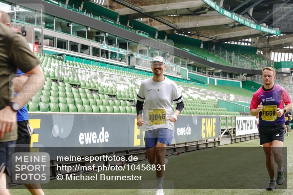 13.09.2026 - 21. swb-Marathon Bremen Michael Burmester http://msf.ph/oto/10456831 13.09.2026 10:33:21 Laufen im Stadion 10018, 10067, 10078, 10166, 10177, 10184, 10203, 10211, 10226, 10236, 10240, 10243, 10246, 10249, 10256, 10297, 10300, 10322, 10355, 10365, 10372, 10374, 10379, 10383, 10394, 10408, 10410, 10415, 10423, 10428, 10443, 10486, 10494, 10517, 10518, 10530, 10540, 10550, 10565, 10578, 10604, 10646, 10668, 10670, 10673, 10675, 10687, 10690, 10691, 10699, 10703, 10707, 10721, 10728, 10745, 10749, 10750, 10771, 10772, 10787, 10788, 10794, 10809, 10857 meine-sportfotos.de