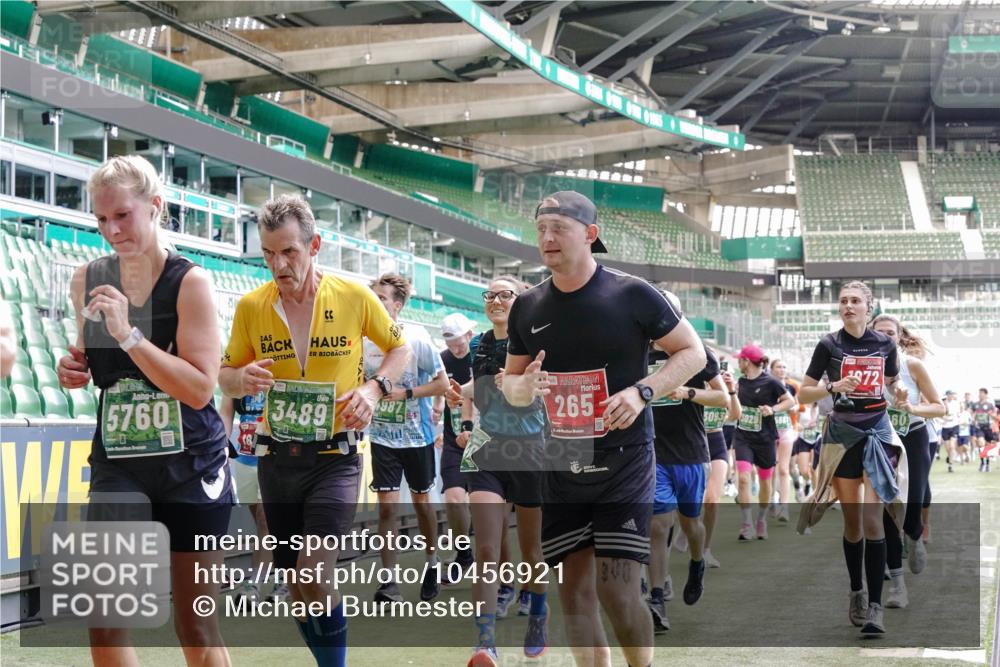 13.09.2026 - 21. swb-Marathon Bremen Michael Burmester http://msf.ph/oto/10456921 13.09.2026 13:11:25 Laufen im Stadion 265, 373, 581, 703, 843, 984, 1113, 1226, 1435, 1738, 1849, 1851, 1855, 1867, 1894, 1936, 1952, 1967, 2202, 2248, 2268, 2281, 2284, 2299, 2330, 2333, 2336, 2339, 2342, 2353, 2375, 2377, 2398, 2426, 2432, 2443, 2530, 2531, 2553, 2589, 2654, 2659, 2669, 2673, 2682, 2714, 2784, 2785, 2804, 2819, 2822, 2836, 2850, 2907, 2932, 2976, 3026, 3027, 3079, 3082, 3089, 3122, 3143, 3159, 3174, 3207, 3208, 3308, 3328, 3349, 3352, 3370, 3409, 3410, 3470, 3549, 551 meine-sportfotos.de