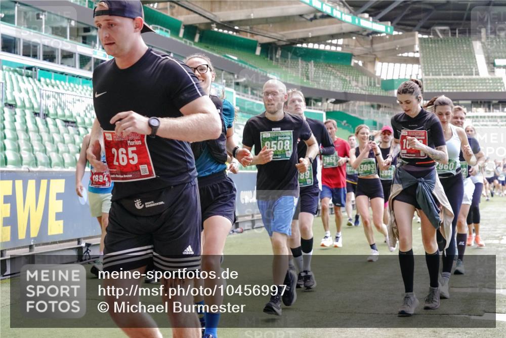 13.09.2026 - 21. swb-Marathon Bremen Michael Burmester http://msf.ph/oto/10456997 13.09.2026 13:11:26 Laufen im Stadion 265, 373, 581, 703, 843, 984, 1113, 1226, 1435, 1738, 1849, 1851, 1855, 1867, 1894, 1936, 1952, 1967, 2202, 2248, 2268, 2281, 2284, 2299, 2330, 2333, 2336, 2339, 2342, 2353, 2375, 2377, 2398, 2426, 2432, 2443, 2530, 2531, 2553, 2589, 2654, 2659, 2669, 2673, 2682, 2784, 2785, 2804, 2819, 2822, 2836, 2850, 2907, 2932, 2976, 3026, 3027, 3079, 3082, 3089, 3122, 3143, 3159, 3174, 3207, 3208, 3308, 3328, 3349, 3352, 3370, 3409, 3410, 3470, 3549, 551 meine-sportfotos.de