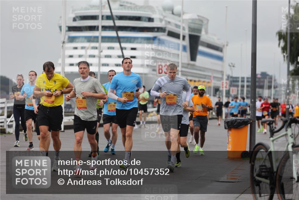13.09.2026 - Kiel Lauf Andreas Tolksdorf http://msf.ph/oto/10457352 13.09.2026 11:58:21 Kiellinie 275, 3736, 3, 739, 9597 meine-sportfotos.de