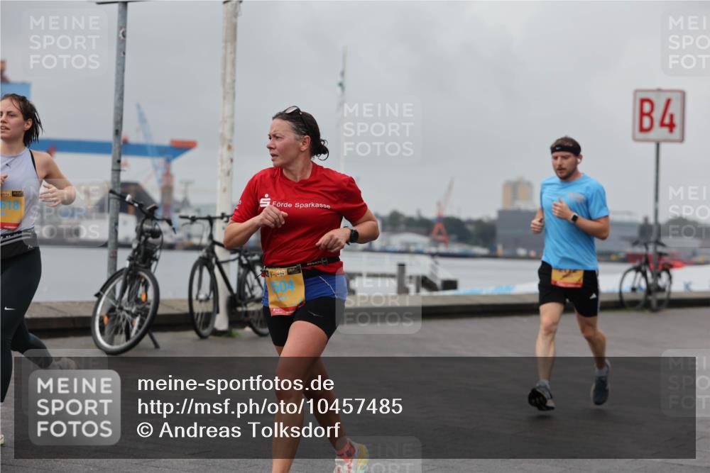 13.09.2026 - Kiel Lauf Andreas Tolksdorf http://msf.ph/oto/10457485 13.09.2026 11:58:43 Kiellinie 618, 1, 48, 604, 17, 4 meine-sportfotos.de